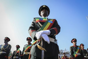 Un militaire éthiopien lors d’un défilé organisé à Addis Abeba, le 7 novembre 2021. © /AP/SIPA