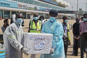 Livraison de vaccins anti-Covid à l’aéroport de Gaborone, au Botswana, en mars 2021 © Tshekiso Tebalo / Xinhua via AFP