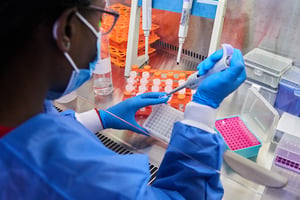 Laboratoire de traitement des tests PCR, en Afrique du Sud. © Waldo Swiegers/Bloomberg via Getty Images