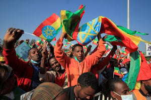 Des manifestants pro-gouvernementaux voulant dénoncer les ingérences de l’Occident et du TPLF dans les affaires internes de l’Éthiopie, à Addis Abeba, le 7 novembre 2021. © Tiksa Negeri / REUTERS