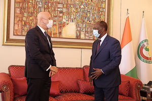 Claudio Descalzi, DG d’ENI, et Alassane Ouattara, président de la République de Côte d’Ivoire, le 1er octobre 2021, à Abidjan. © www.eni.it