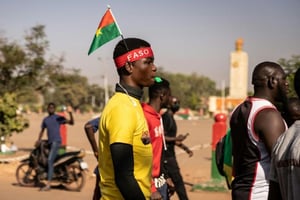 Un manifestant porte un bandeau avec un drapeau du Burkina Faso, lors d’un rassemblement de protestation à Ouagadougou, le 27 novembre 2021. © AFP/OLYMPIA DE MAISMONT
