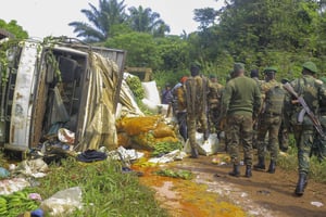 Des militaires congolais sur la scène d’une attaque par les ADF, au cours de laquelle au moins 16 personnes ont été tuée, près d’Oicha, le 23 juillet 2021. © Al-hadji Kudra Maliro/AP/SIPA