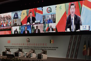 Le président chinois Xi Jinping prononce, par liaison vidéo, son discours lors de la réunion de la coopération sino-africaine (Focac) organisée à Dakar, le 29 novembre 2021. © SEYLLOU/AFP