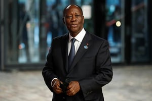 Le président ivoirien Alassane Ouattara nourrit de grandes ambitions. Ici, à Paris le 11 novembre 2021. © Gonzalo Fuentes/REUTERS