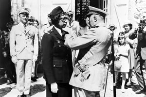 La chanteuse et danseuse française d’origine américaine Joséphine Baker reçoit la Légion d’honneur et la Croix de guerre avec palme le 19 août 1961 dans son château des Milandes. © AFP