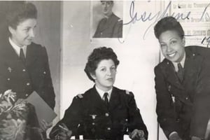 La sous-lieutenante Joséphine Baker à Alger, en 1944, avec la commandante Dumesnil, sa supérieure hiérarchique. © Service historique de la défense, ministère des armées