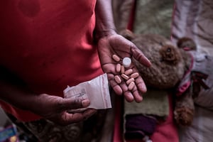 Gabatswane Rodgers, 44 ans, montre une poignée de pilules antirétrovirales à son domicile de Selebi-Phikwe, au Botswana. © Tommy Trenchard/PANOS-REA