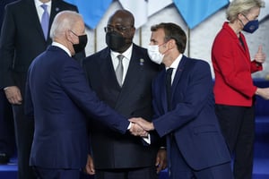 Joe Biden et Emmanuel Macron se serrent la main, au Sommet du G20, à Rome, le 30 octobre 2021.