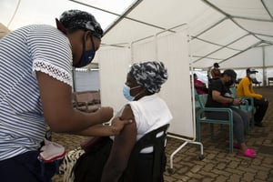Une femme reçoit une dose d’un vaccin COVID-19 dans un centre de Soweto, en Afrique du Sud, le lundi 29 novembre 2021. © Denis Farrell/AP/SIPA