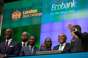 Ecobank est accueillie par la Bourse de Londres après l’émission réussie d’une euro-obligation de 500 millions de dollars., le 24 juin 2021.Le PCA d’Ecobank, Emmanuel Ikazoboh (2e à partir de la gauche), ouvre la séance du London Stock Exchange avec le DG du groupe, Ade Ayeyemi (à sa droite). © Alistair Veryard / Ecobank