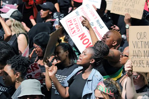 Manifestation contre les violences faites aux femmes à Johannesburg, en septembre 2019 © REUTERS/Marius Bosch
