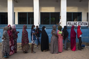 Lors de l’élection présidentielle gambienne à Bakau, le 5 décembre 2021. © Leo Correa/AP/SIPA