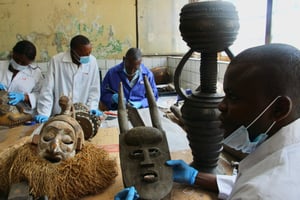 Dans la salle de restauration du musée de la réserve du mont NGaliema, à Kinshasa. © Marie Toulemonde