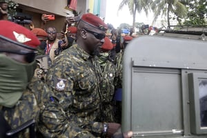 Mamadi Doumbouya, le 10 septembre à Conakry. Guinea’s Junta President Col. Mamady Doumbouya, centre, is heavily guarded by soldiers after a meeting with ECOWAS delegation in Conakry, Guinea Friday, Sept. 10, 2021. The junta that seized power in Guinea has ordered the central bank to freeze all government accounts in an effort to secure state assets and « preserve the country’s interest » and comes as a delegation of West African officials from the regional economic bloc known as ECOWAS arrives Friday in Guinea’s capital, to meet with the military officers who toppled President Alpha Conde
© Sunday Alamba/AP/SIPA
