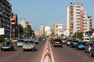 Le boulevard du 30-Juin, à Kinshasa. © Gwenn Dubourthoumieu pour JA