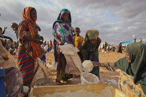 Une distribution d’aide humanitaire et médicale dans les camps de refugiés somaliens de Dolo Ado, en Éthiopie. © Jiro OSE/REDUX-REA