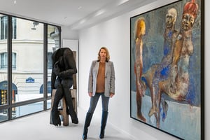 Cécile Fakhoury dans sa galerie, à Paris. © Grégory COPITET
