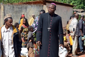 Dieudonné Nzapalainga, alors archevêque, participe à la prise en charge des réfugiés pullo dans un centre pour musulmans déplacés fuyant les milices anti-balaka, à Yaloke, à quelque 200 km à l’est de Bangui, le 4 mai 2014. © ISSOUF SANOGO/AFP