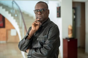 L’architecte sénégalais Pierre Goudiaby Atepa dans ses bureaux de Dakar, le 30 octobre 2019. © Sylvain Cherkaoui pour JA