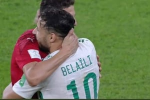 Accolade entre l’Algérien Youcef Belaïli et le Marocain Mohamed Nahiri pendant le match Algérie-Maroc, le 11 décembre, à Doha. © Doc TV