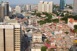 À Luanda, en Angola, de riches entreprises liées à l’extraction de diamant côtoient la pauvreté des bidonvilles. © Luke Dray/Getty via AFP