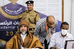 Seif el-Islam Kadhafi (à gauche) s’inscrit pour participer à la présidentielle, à Sebha, dans le sud de la Libye. © Libyan High National Electoral Comission FB Page / AFP