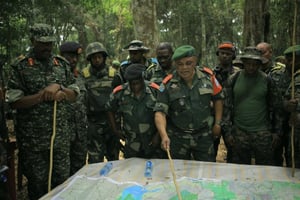 Le général Camille Bombele (c.), coordinateur des forces armées de la République du Congo (FARDC) et des forces armées ougandaises (UPDF), discutent avec des officiers des opérations conjointes menées contre les Forces démocratiques alliées (ADF), dans le parc des Virunga, dans l’est de la RDC, le 17 décembre 2021. © AFP/Sébastien KITSA MUSAYI