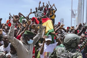 Les Forces spéciales guinéennes célèbrent la chute d’Alpha Condé au Palais du peuple, à Conakry, le 6 septembre 2021. © EPA via MAXPPP