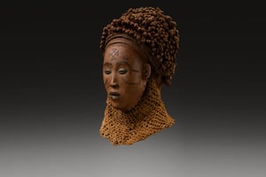 Masque pwo, réalisé par un artiste tshokwe, collecté par G. Le Paige (missionnaire jésuite), et inscrit en 1948 aux collections du Musée royal de l’Afrique centrale, Tervuren. © Studio R. Asselberghs – F. Dehaen, MRAC Tervuren