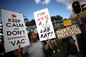 Manifestation antivax au Cap, en Afrique du Sud, le 21 août 2021. © Mike Hutchings/Reuters