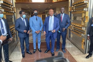 Patrice Motsepe, (centre droit), le président de la CAF, accompagné notamment de Samuel Eto’o (à sa droite), à la sortie de leur entretien avec le président Paul Biya, le 21 décembre 2021. © DR