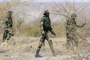 Des soldats sénégalais patrouillent alors qu’ils participent à un exercice militaire international et annuel appelé Flintlock, à Thiès le 24 février 2016. © SEYLLOU/AFP