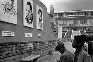 Devant l’Africa Hall, les portraits des pères fondateurs de l’OUA, et le maréchal soudanais Abboud, Nasser et Haïlé Selassié, en mai 1963, à Addis- Abeba. © ARCHIVES JA