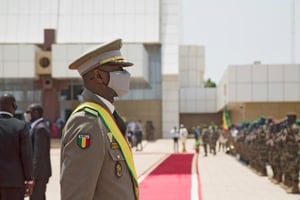 Le président malien par intérim, le colonel Assimi Goïta, passe en revue les troupes, le 7 juin 2021, à Bamako. © AFP/ANNIE RISEMBERG