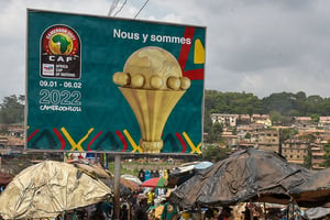 Panneau annonçant le lancement de la CAN, le 9 janvier 2022, sur un marché de Yaoundé. © MABOUP