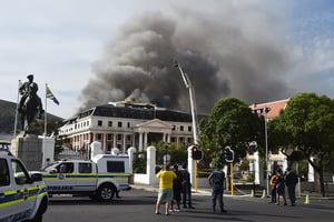 Incendie du Parlement de l’Afrique du Sud, au Cap, le 3 janvier 2022. © Xabiso Mkhabela / Anadolu Agency via AFP