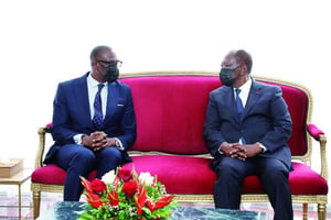 Le ministre malien Abdoulaye Diop (à gauche) et le président ivoirien Alassane Ouattara, le 10 décembre 2021 à Abidjan. © DR