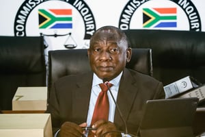 Le président sud-africain Cyril Ramaphosa devant la commission d’enquête Zondo sur la capture d’État à Johannesburg, le 12 août 2021. © Sumaya HISHAM / POOL / AFP