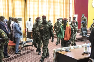 Le colonel Mamady Doumbouya au Palais du peuple, après de premières discussions avec les chefs religieux, à Conakry, le 14 septembre 2021. © JOHN WESSELS/AFP