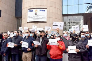 Manifestation de l’Association nationale des agences de voyage du Maroc (ANAVM), le 4 janvier, devant le ministère du Tourisme, à Rabat. Members of the National Association of Travel Agencies of Morocco (ANAVM) protest against the closing of the borders during a demonstration in Rabat on January 4, 2022 as the country tries to rein in surging cases of the Omicron coronavirus variant.
© AFP