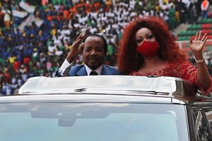 Le président camerounais et la première dame, Chantal Biya, saluent la foule venue assister au premier match de la CAN dans le stade Paul-Biya d’Olembé, à Yaoundé, le 9 janvier 2022. © REUTERS/Mohamed Abd El Ghany