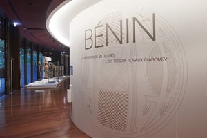 Exposition « Bénin, la restitution de 26 œuvres des trésors royaux d’Abomey » en octobre 2021, au Quai Branly, à Paris © Musée du Quai Branly