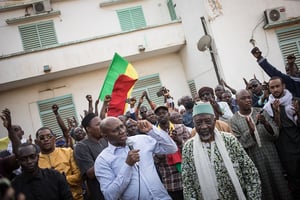 Militants de la plateforme Yerewolo protestant contre les sanctions décrétées par la Cedeao à l’encontre du Mali. À Bamako, le 10 janvier 2022. © Florent Vergnes/AFP