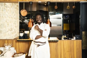 Senda D. Waguena, dans son restaurant parisien, le Jujube. © François Grivelet pour JA.