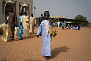 Un jeune Sénégalais sortant de la mosquée, le 21 juillet 2021, à Dakar. © AP Photo/Leo Correa