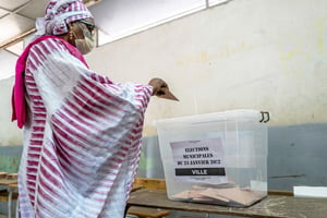 Dans un bureau de vote de Dakar lors des élections municipales et communales, le 23 janvier 2022. © Sylvain Cherkaoui pour JA