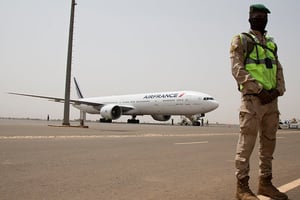 Un avion d’Air France sur le tarmac de l’aéroport de Bamako, en mars 2021. © ANNIE RISEMBERG / AFP