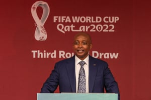 Le président de la CAF, Patrice Motsepe, lors du tirage au sort des affiches du 3e tour des éliminatoires de la zone Afrique pour le Mondial 2022 au Qatar. © Ayman Aref/NurPhoto via AFP