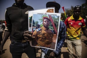 Des partisans de la junte brandissent un portrait du lieutenant-colonel Paul-Henri Sandaogo Damiba, à Ouagadougou, le 25 janvier. © AP Photo/Sophie Garcia